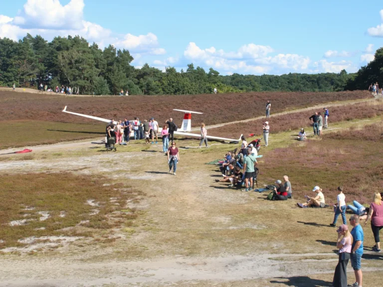 Segelflugzeug am Boden auf dem Flugplatz Fischbek