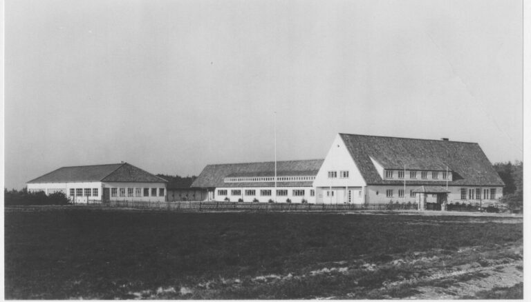 1937 - Bis auf die Flugzeughalle sind die neuen Gebäude fertig