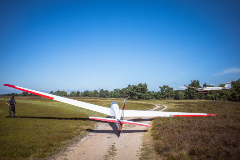 Landung D-KUFO neben Segelflugzeug