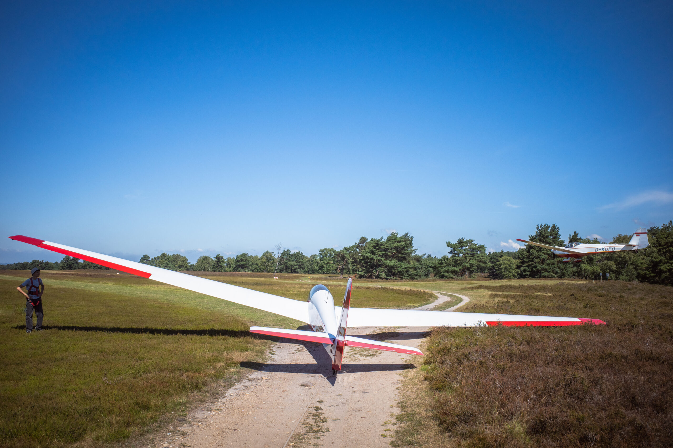 Landung D-KUFO neben Segelflugzeug