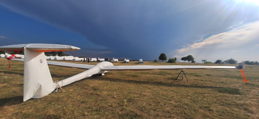 DG-500 und Flugzeughänger im Fliegerlager